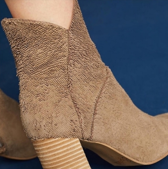 Modern Chic Seychelles Textured Suede Ankle Booties - Picture 4 of 5